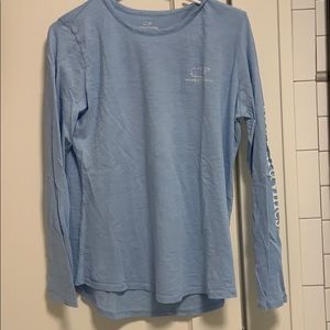 light blue vineyard vines tee